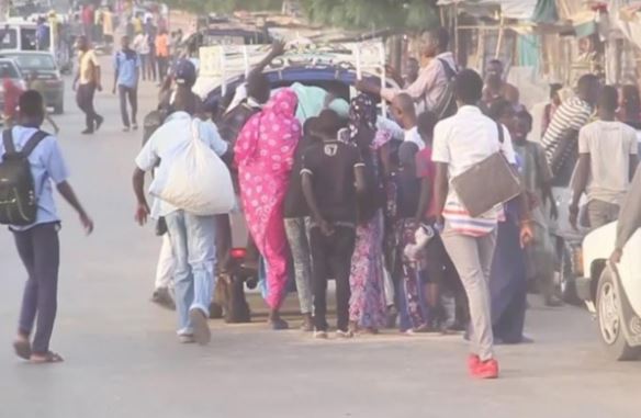 MBACKÉ – Élèves sans masques / La police embarque tout le monde MBACKÉ – Élèves sans masques / La police embarque tout le monde