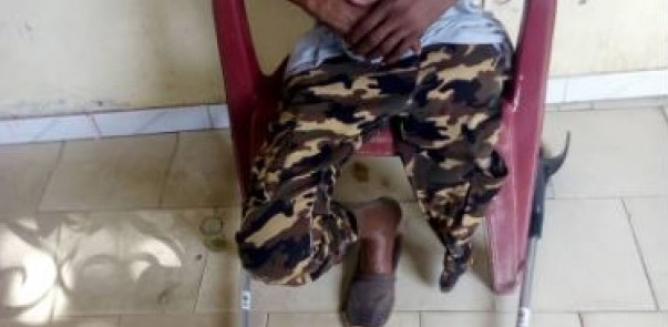 LE LIEUTENANT TIRE UNE BALLE AU PIED DU MARCHAND AMBULANT QUI SE RETROUVE AVEC UNE JAMBE AMPUTÉE LE LIEUTENANT TIRE UNE BALLE AU PIED DU MARCHAND AMBULANT QUI SE RETROUVE AVEC UNE JAMBE AMPUTÉE