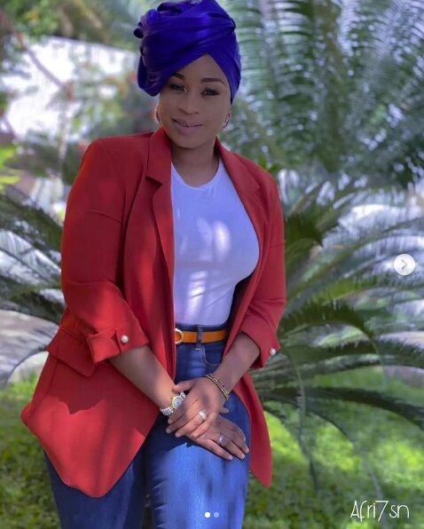 Style de Aida Samb : un nouveau look qui cartonne.