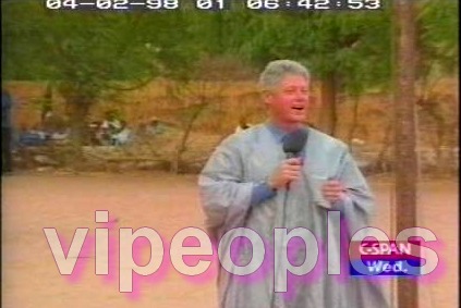 Le président Bill Clinton, en boubou sénégalais Le président Bill Clinton, en boubou sénégalais