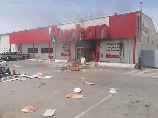 Manifestations: Auchan sacré-cœur incendié… (Arrêt sur image) Manifestations: Auchan sacré-cœur incendié… (Arrêt sur image)