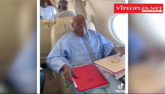 REGARDEZ ABDOULAYE WADE ET SES COMPAGNONS DANS LE JET PRIVÉ