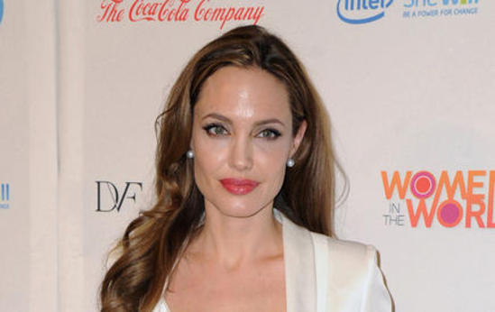 Angelina Jolie retire sa bague de fiançailles par pudeur