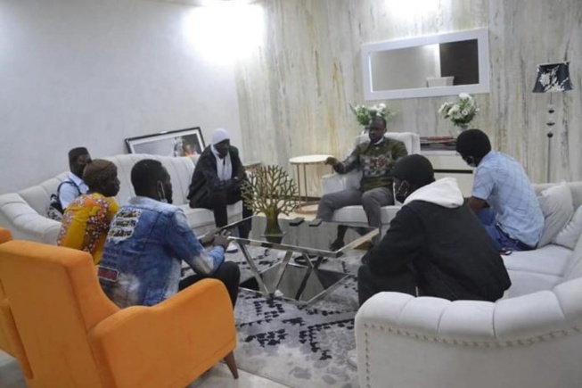 Cité Keur Gorgui : Ousmane Sonko dans des habits de president : Il passe ses journées à recevoir des personnalités en audience Cité Keur Gorgui : Ousmane Sonko dans des habits de president : Il passe ses journées à recevoir des personnalités en audience