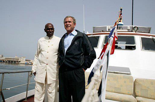 Abdoulaye Wade et George Bush profitent du soleil et de la mer.