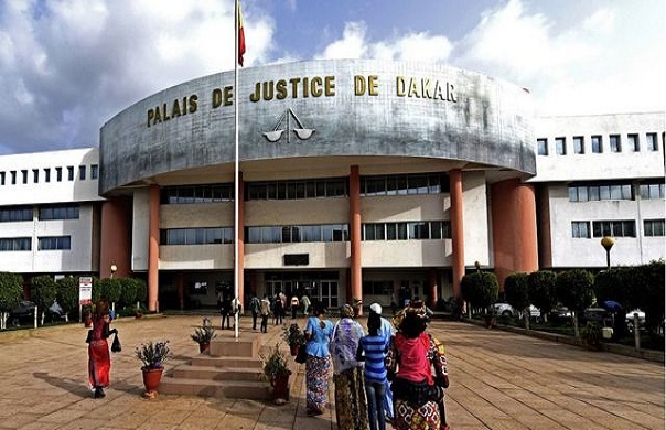 Mamadou Diallo à la barre : les sanglots d’un homme jugé pour escroquerie, injures envers le maire de Ngor… Mamadou Diallo à la barre : les sanglots d’un homme jugé pour escroquerie, injures envers le maire de Ngor…