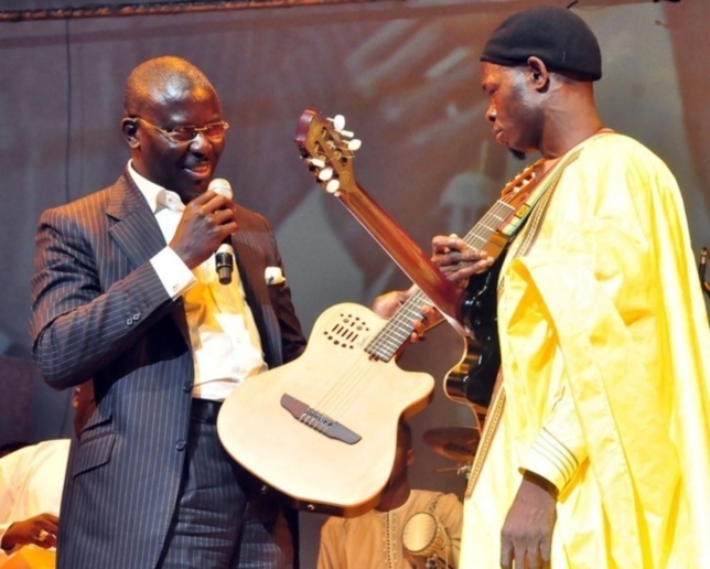 Babacar Gaye offrant une guitare à Pape Babacar Gaye offrant une guitare à Pape