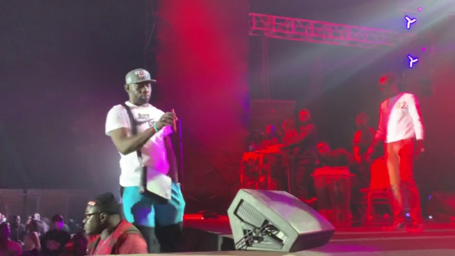 Niang KHARAGNE LO arrose Waly SECK de liass au stadium indépendance de la Gambie