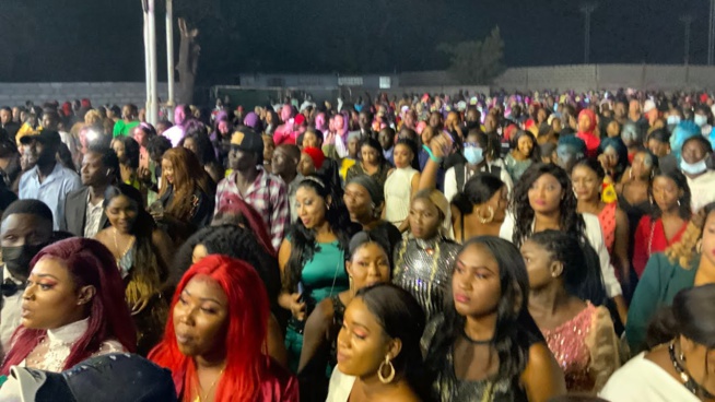 En live Waly SECK démontre une puissance sur la scène a l indépendance de la GAMBIE ferme les portes