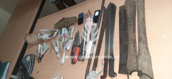 Keur Massar - La Gendarmerie démantèle et arrète la bande de A Dieng alias "Mbeut" Keur Massar - La Gendarmerie démantèle et arrète la bande de A Dieng alias "Mbeut"