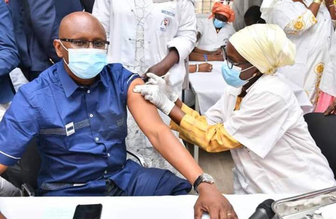 Lutte contre la Covid-19 : Moussa Sy s’est vacciné Lutte contre la Covid-19 : Moussa Sy s’est vacciné