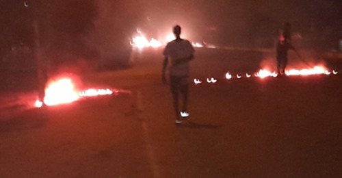 Urgent – Kaffrine : Des Pro Sonko brûlent des pneus sur la route nationale Urgent – Kaffrine : Des Pro Sonko brûlent des pneus sur la route nationale