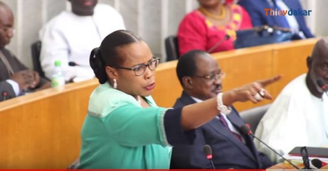 Commission ad hoc : Le député Mame Diarra Fam filme le débat et obtient 20.000 voix Commission ad hoc : Le député Mame Diarra Fam filme le débat et obtient 20.000 voix