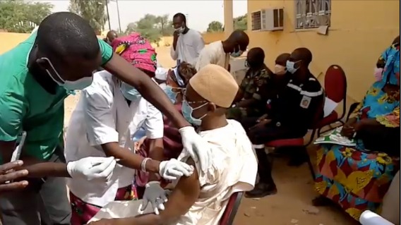 Aïssata Tall Sall ministre des affaires étrangère s'est vaccinée à son tour