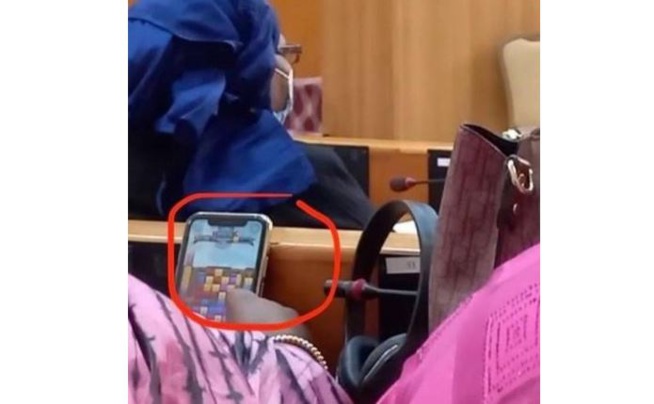 Kawtef : Un député joue à un jeu sur son portable lors de la levée de l’immunité de Sonko Kawtef : Un député joue à un jeu sur son portable lors de la levée de l’immunité de Sonko