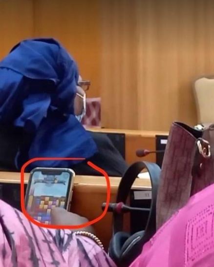 Kawtef : Un député joue à un jeu sur son portable lors de la levée de l’immunité de Sonko Kawtef : Un député joue à un jeu sur son portable lors de la levée de l’immunité de Sonko