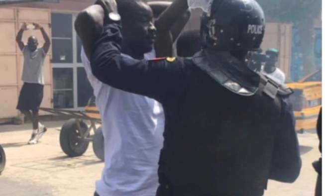 Urgent: Karim Xrum Xaax arrêté, la presse interdite d’accès au centre ville… Urgent: Karim Xrum Xaax arrêté, la presse interdite d’accès au centre ville…