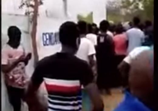 Des Manifestants Dans La Gendarmerie Pour Libérer Les Pro-Sonko À Cap Skirring Des Manifestants Dans La Gendarmerie Pour Libérer Les Pro-Sonko À Cap Skirring