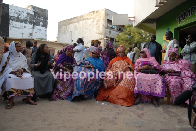 Place aux "Mérou Mbotaye" lors de la manifestation à colobane: Bakhaw NDiongue ex député, awa diop député, woré sarr député, aida Diongue etc... Place aux "Mérou Mbotaye" lors de la manifestation à colobane: Bakhaw NDiongue ex député, awa diop député, woré sarr député, aida Diongue etc...