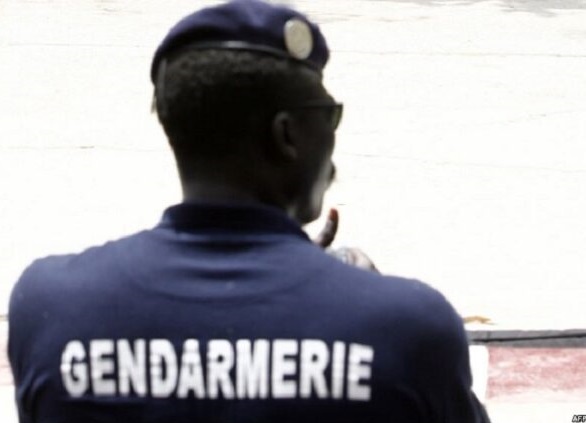L’étau se resserre : soupçonnés de renseigner Sonko, un gendarme et un policier arrêtés L’étau se resserre : soupçonnés de renseigner Sonko, un gendarme et un policier arrêtés