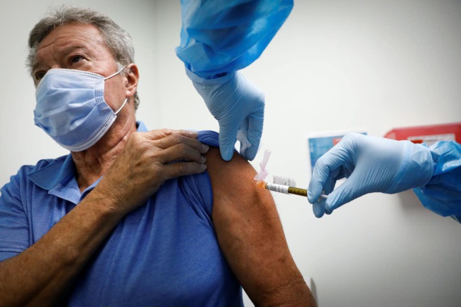 Le vaccin d'AstraZeneca désormais autorisé en France pour les plus de 65 ans