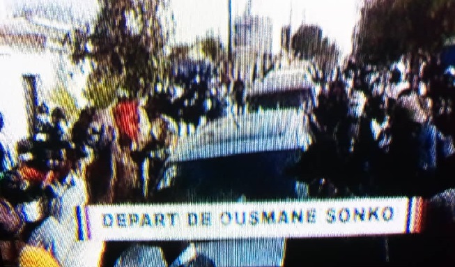 Sonko en route vers le tribunal : Keur Gorgui refuse du monde, les premières grenades lacrymogènes tombent Sonko en route vers le tribunal : Keur Gorgui refuse du monde, les premières grenades lacrymogènes tombent