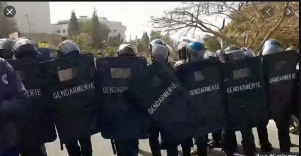 Ousmane Sonko sur le point d’être extirpé de sa voiture