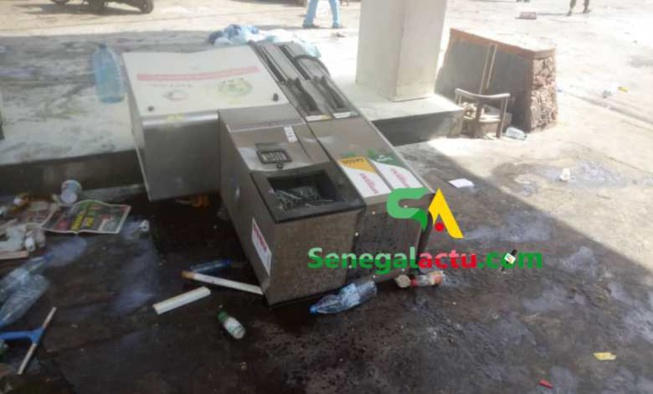 Manifestations Pro-Sonko: La station Total de Colobane complètement saccagée (photos+Vidéos) Manifestations Pro-Sonko: La station Total de Colobane complètement saccagée (photos+Vidéos)