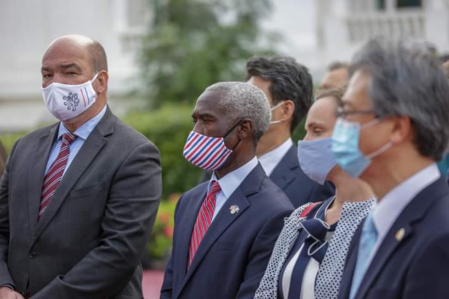 Sénégal : réception de 324.000 doses de vaccins de l'initiative Covax, les USA ont contribué à hauteur de 4 milliards de dollars Sénégal : réception de 324.000 doses de vaccins de l'initiative Covax, les USA ont contribué à hauteur de 4 milliards de dollars