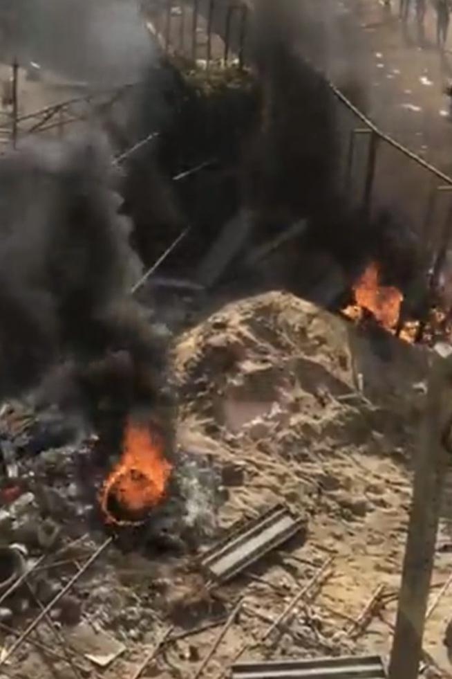 Manifestations aux Parcelles Assainies : La Sonatel complètement calcinée. Manifestations aux Parcelles Assainies : La Sonatel complètement calcinée.