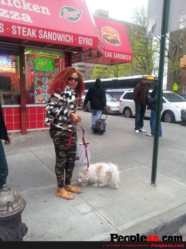 Amina Poté et sa caniche en promenade