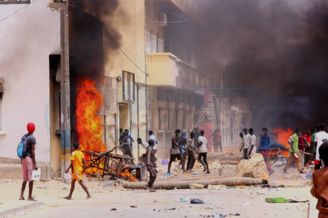 Saint-Louis : le siège de l’APR attaqué, les tuyaux d’assainissement brûlés Saint-Louis : le siège de l’APR attaqué, les tuyaux d’assainissement brûlés