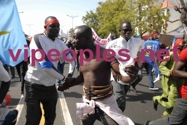 Le manifestant et le gris-gris à la marche du PDS.