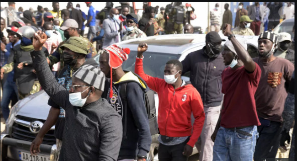 Tribunal de Dakar: Des manifestants veulent accéder pour "libérer" Sonko Tribunal de Dakar: Des manifestants veulent accéder pour "libérer" Sonko