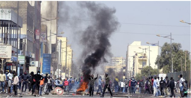 Manifestation à l’Unité 22 des Parcelles Assainies: Les policiers ont tiré sur un manifestant non armé portant le drapeau du Sénégal.