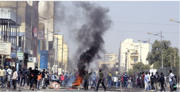 Manifestation à l’Unité 22 des Parcelles Assainies: Les policiers ont tiré sur un manifestant non armé portant le drapeau du Sénégal. Manifestation à l’Unité 22 des Parcelles Assainies: Les policiers ont tiré sur un manifestant non armé portant le drapeau du Sénégal.