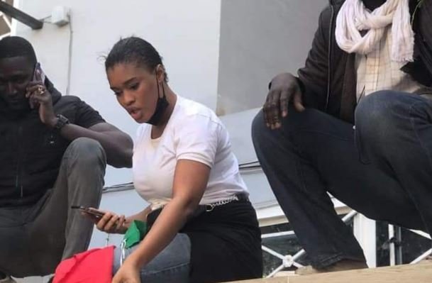 Ndeye Ndack chez Sonko : “Menacé nagn ma mais faléwou malen… boulen nékhé toumal ma” Ndeye Ndack chez Sonko : “Menacé nagn ma mais faléwou malen… boulen nékhé toumal ma”