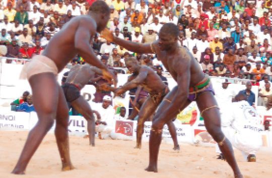 Lutte traditionnelle : Pape Dia honore la Femme Lutte traditionnelle : Pape Dia honore la Femme