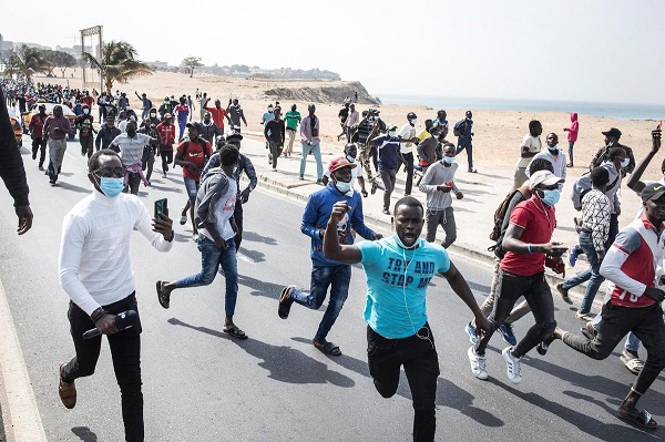 Spectre du chaos : Des ministres et des responsables de l’APR avaient pris la fuite durant le week-end Spectre du chaos : Des ministres et des responsables de l’APR avaient pris la fuite durant le week-end