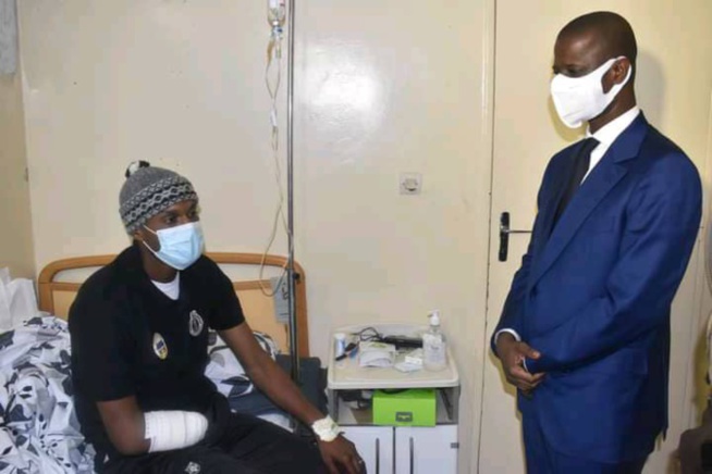 Blessés civils et militaires lors des manifestations - Antoine Diome à leur chevet (photos) Blessés civils et militaires lors des manifestations - Antoine Diome à leur chevet (photos)