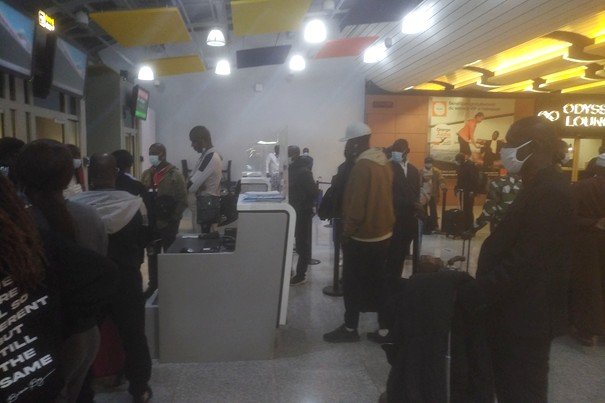 Air Sénégal : Un vol annulé crée la panique, les passagers dans le désarroi (photos) Air Sénégal : Un vol annulé crée la panique, les passagers dans le désarroi (photos)
