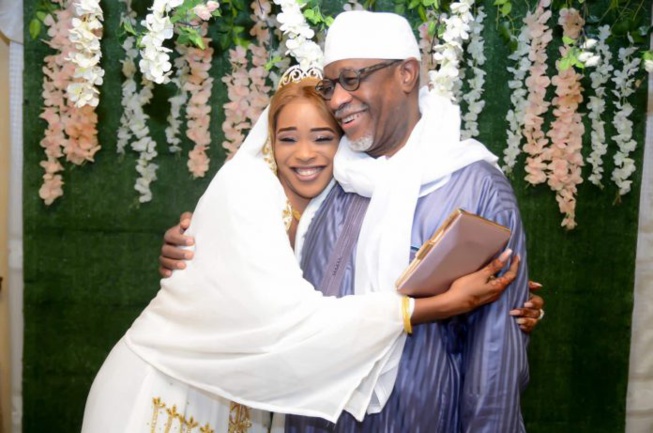 Mariage royal chez le milliardaire Mbackiou Faye, sa petite fille Fatima Ngom s’est pendue hier à la grande mosquée de « Massalikoul Djinan »