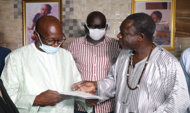 Hommage du ministre de la Culture à Thione: « un décret divin nous prive d’un être cher, artiste virtuose, chanteur et poète inspiré… » Hommage du ministre de la Culture à Thione: « un décret divin nous prive d’un être cher, artiste virtuose, chanteur et poète inspiré… »