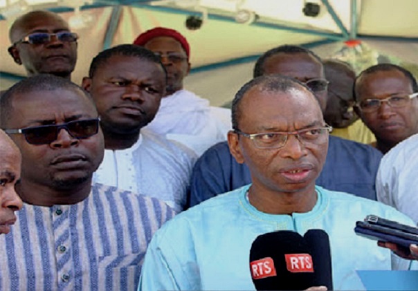 Manifestant tué par balle à Diaobé : La famille du défunt Sadio Camara reçoit 5 millions du ministre de l’Agriculture Manifestant tué par balle à Diaobé : La famille du défunt Sadio Camara reçoit 5 millions du ministre de l’Agriculture