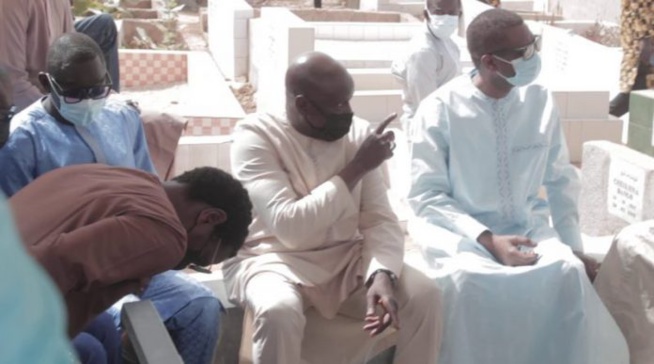 Wally Seck dévoile ce que Ismaël Lo et Youssou Ndour ont fait sur la tombe de son père Wally Seck dévoile ce que Ismaël Lo et Youssou Ndour ont fait sur la tombe de son père