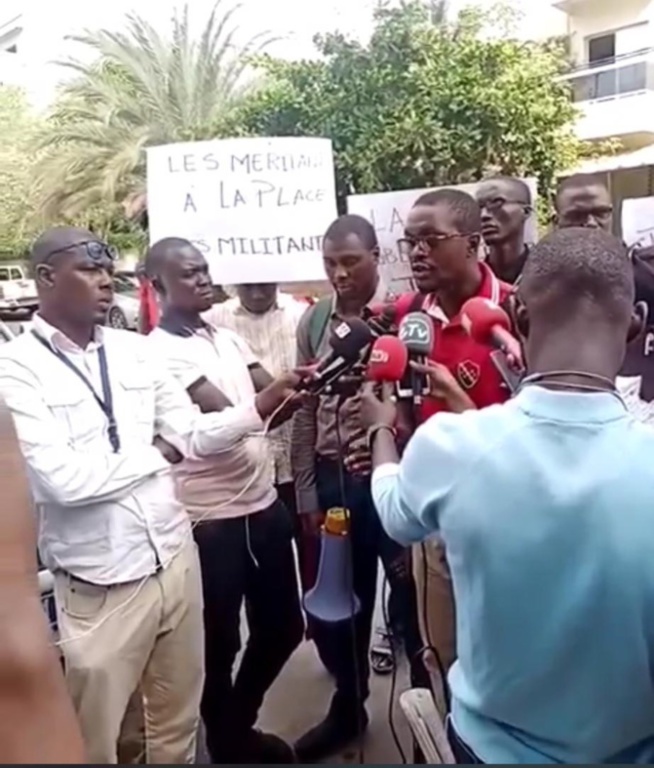 Des diplômés sans emploi mettent en garde la Chambre des Notaires du Sénégal, "de toute tentative d’insertion de leurs clercs dans ladite profession..." Des diplômés sans emploi mettent en garde la Chambre des Notaires du Sénégal, "de toute tentative d’insertion de leurs clercs dans ladite profession..."