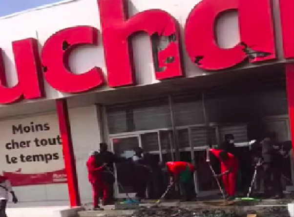 Pillage de leurs stations et magasins : Beaucoup d’employés d’Auchan et Total en chômage technique Pillage de leurs stations et magasins : Beaucoup d’employés d’Auchan et Total en chômage technique