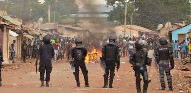 Émeutes en Gambie : 30 pirogues de Sénégalais brûlées, 280 compatriotes réfugiés dans une école Émeutes en Gambie : 30 pirogues de Sénégalais brûlées, 280 compatriotes réfugiés dans une école