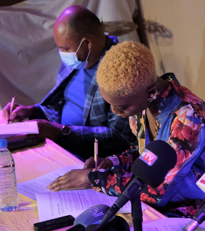 Le trio du groupe Safari vient de signer avec le Label SONY. Le trio du groupe Safari vient de signer avec le Label SONY.