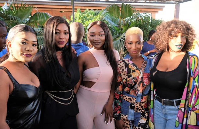 Le trio du groupe Safari vient de signer avec le Label SONY. Le trio du groupe Safari vient de signer avec le Label SONY.